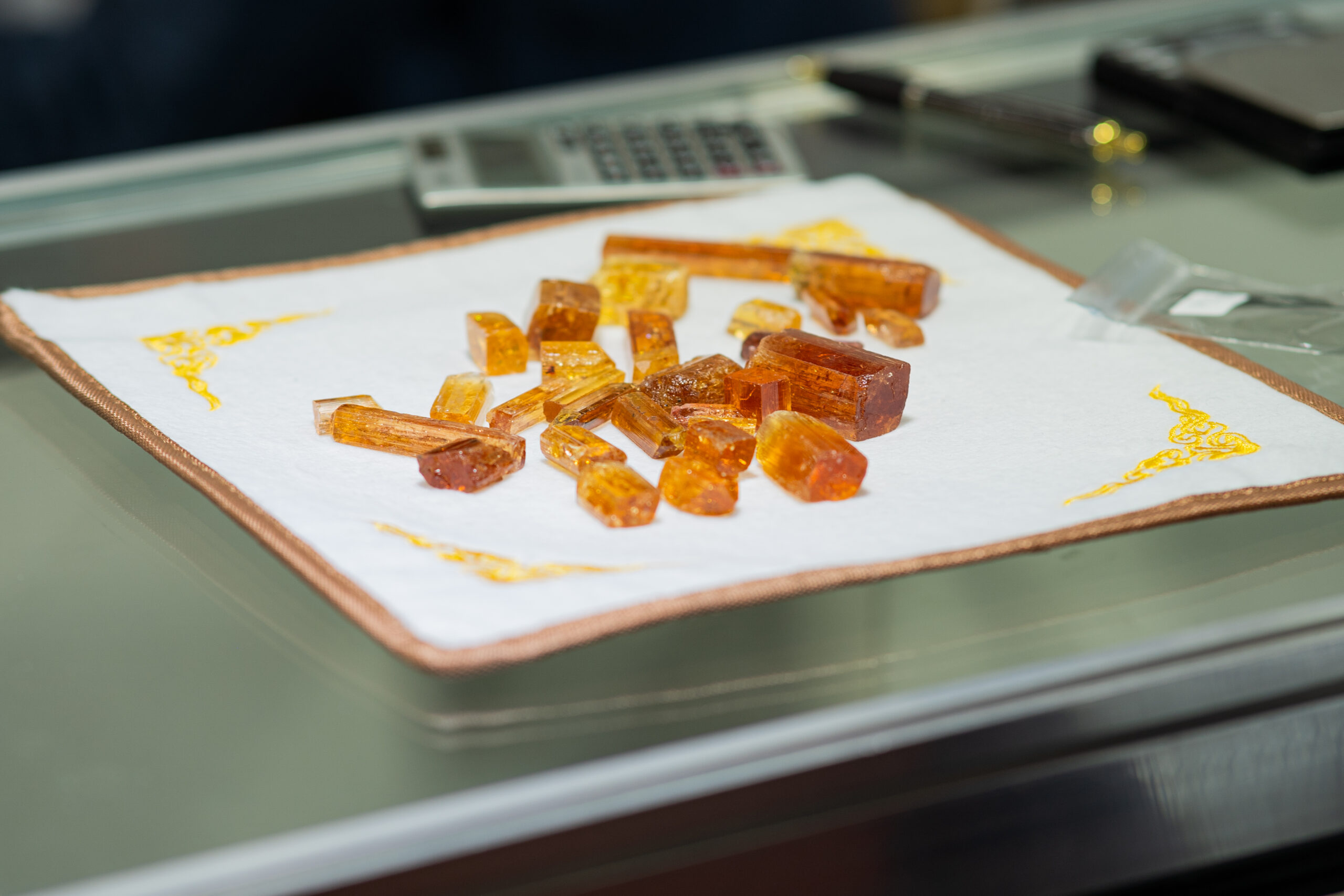 Gemas Brutas e Lapidadas Esmeraldas, turmalinas, Turmalina Paraíba, Rubilita, topázios, águas-marinhas, berilos, quartzos, citrinos, opalas e outras gemas que projetam o país como referência no mercado nacional e internacional.