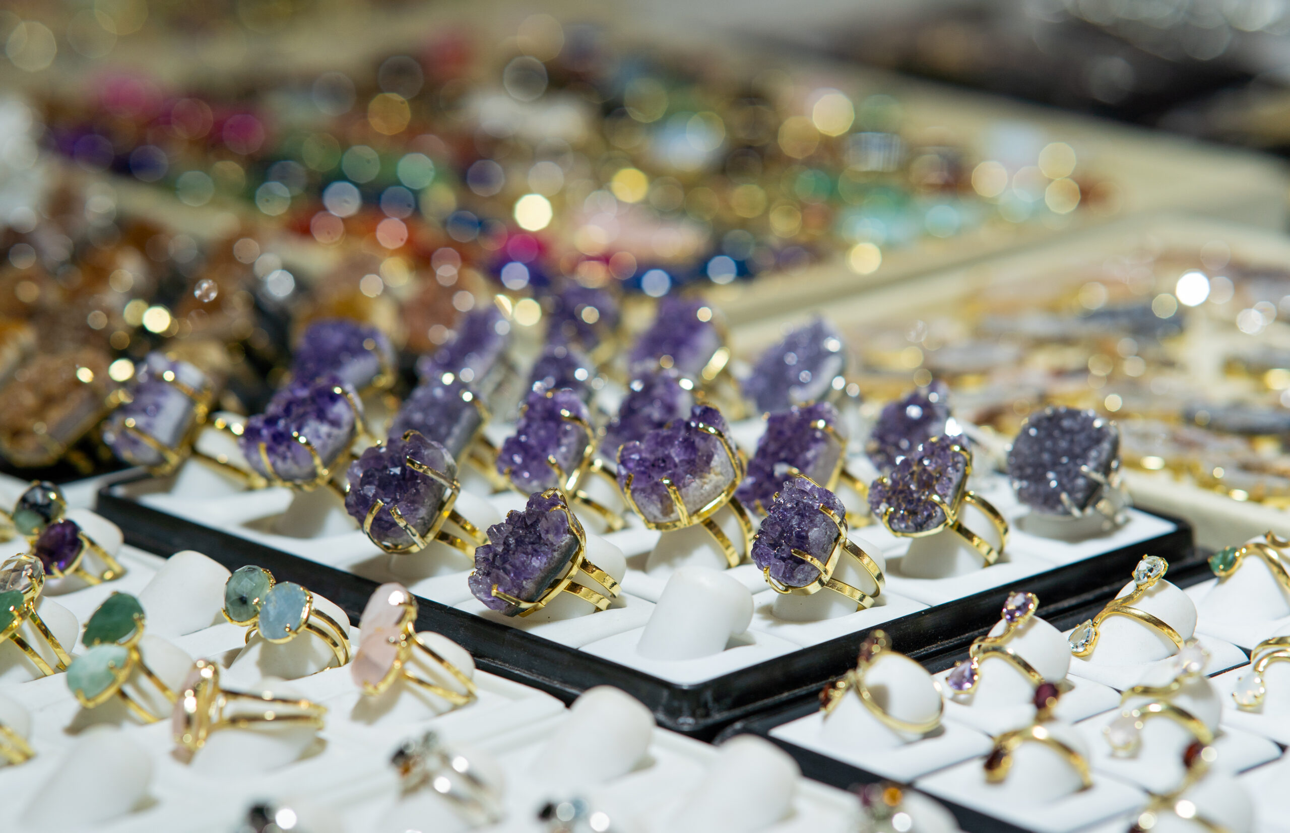 Gemas Brutas e Lapidadas Esmeraldas, turmalinas, Turmalina Paraíba, Rubilita, topázios, águas-marinhas, berilos, quartzos, citrinos, opalas e outras gemas que projetam o país como referência no mercado nacional e internacional.