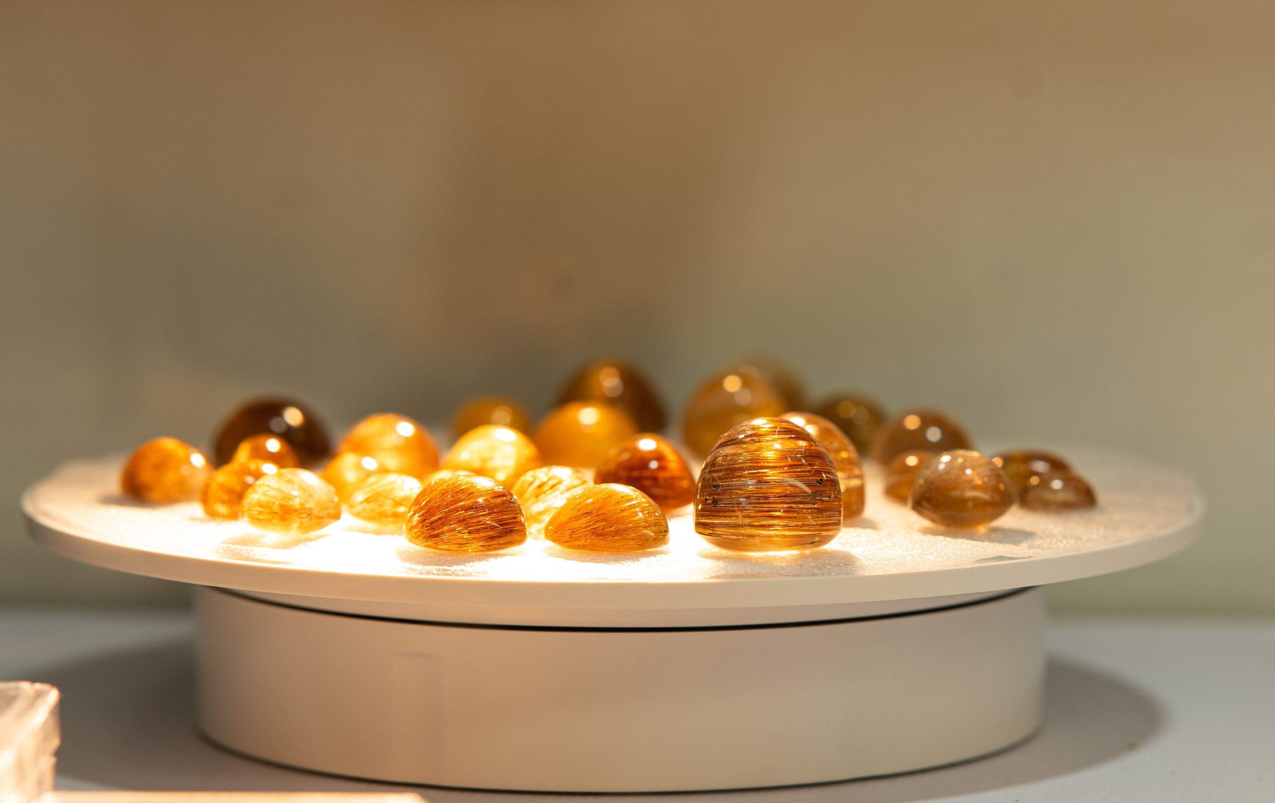 Gemas Brutas e Lapidadas Esmeraldas, turmalinas, Turmalina Paraíba, Rubilita, topázios, águas-marinhas, berilos, quartzos, citrinos, opalas e outras gemas que projetam o país como referência no mercado nacional e internacional.